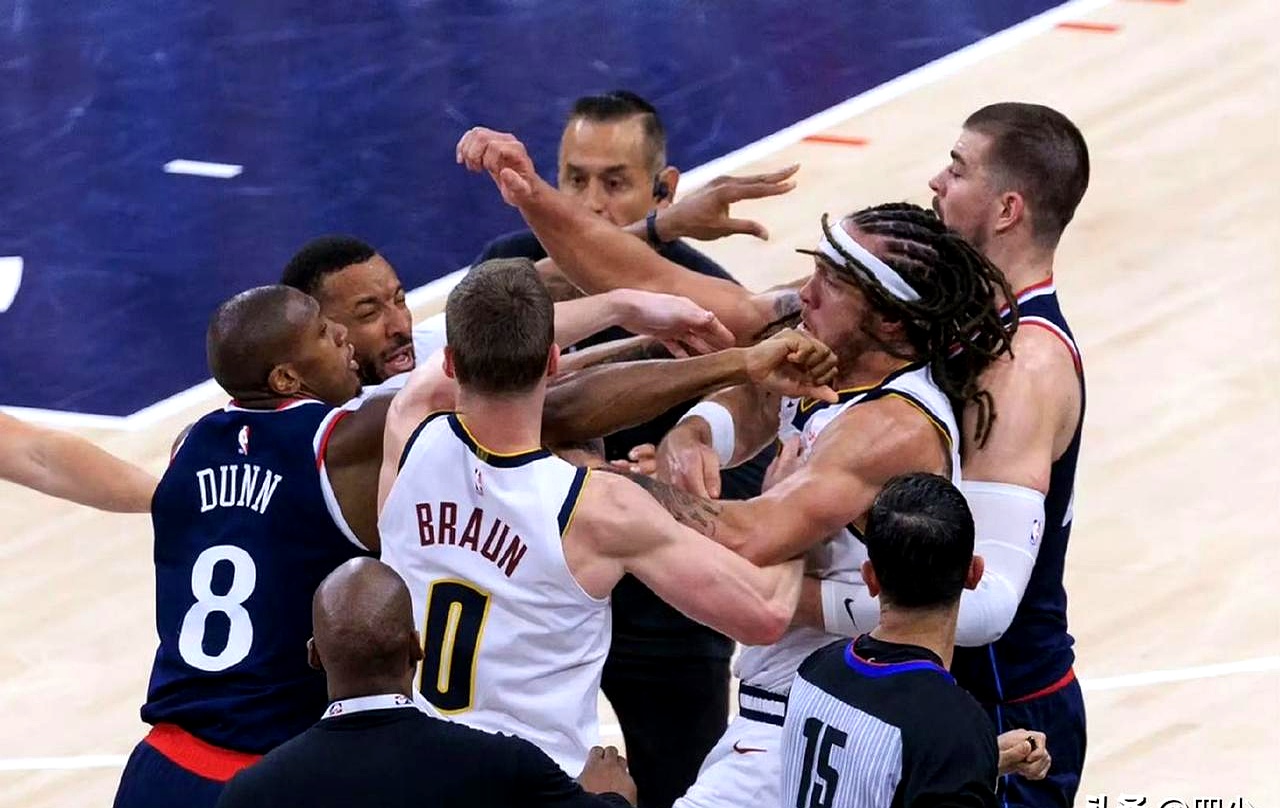 关于国王逆转鹈鹕，约基奇统治全场的信息