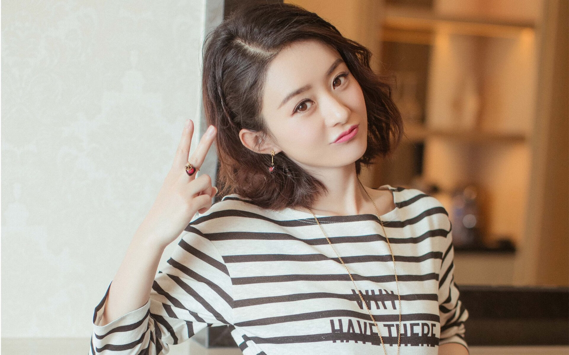 开云体育登录-赛点时刻，当老鹰的利爪撕裂雄鹿，布克在意甲的夜空画出主宰弧线